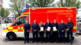 Gruppenfoto vor einem Einsatzfahrzeug