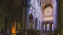 Innenraum einer gothischen Kathedrale